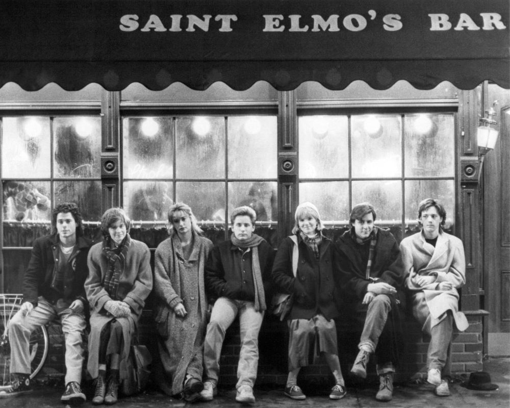 Elenco de St. Elmo's Fire (de izquierda a derecha: Rob Lowe, Allie Sheedy, Demi Moore, Emilio Estevez, Mare Winningham, Judd Nelson y Andrew McCarthy)