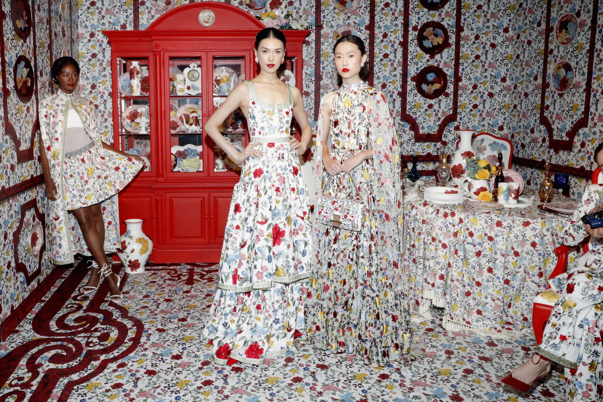 Alice + Olivia Designer fala sobre seu programa ‘Hotel of Imagination’ da primavera de 2025