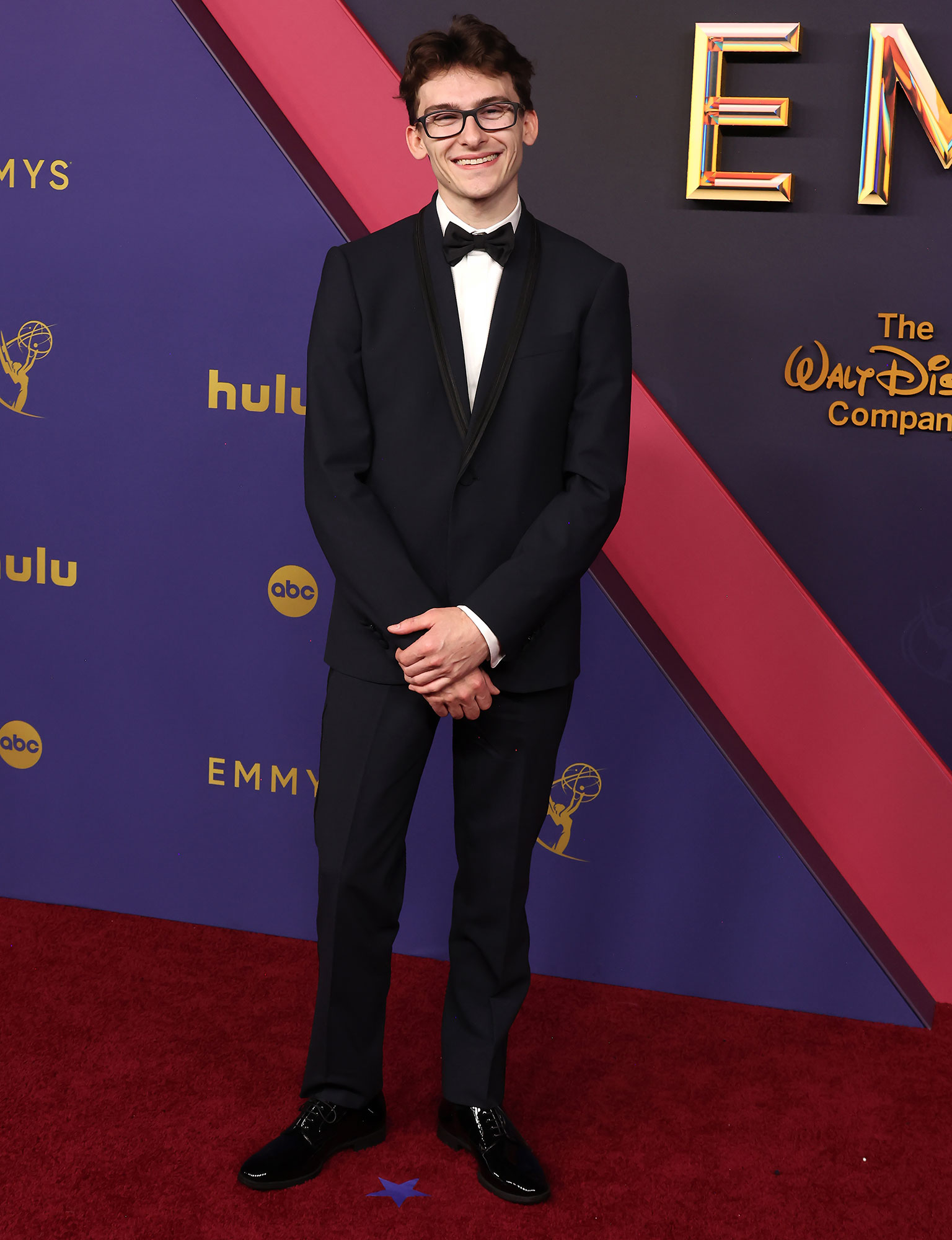 Stephen Nedoroscik camina por la alfombra roja de los Emmy 2024 con su novia Tess