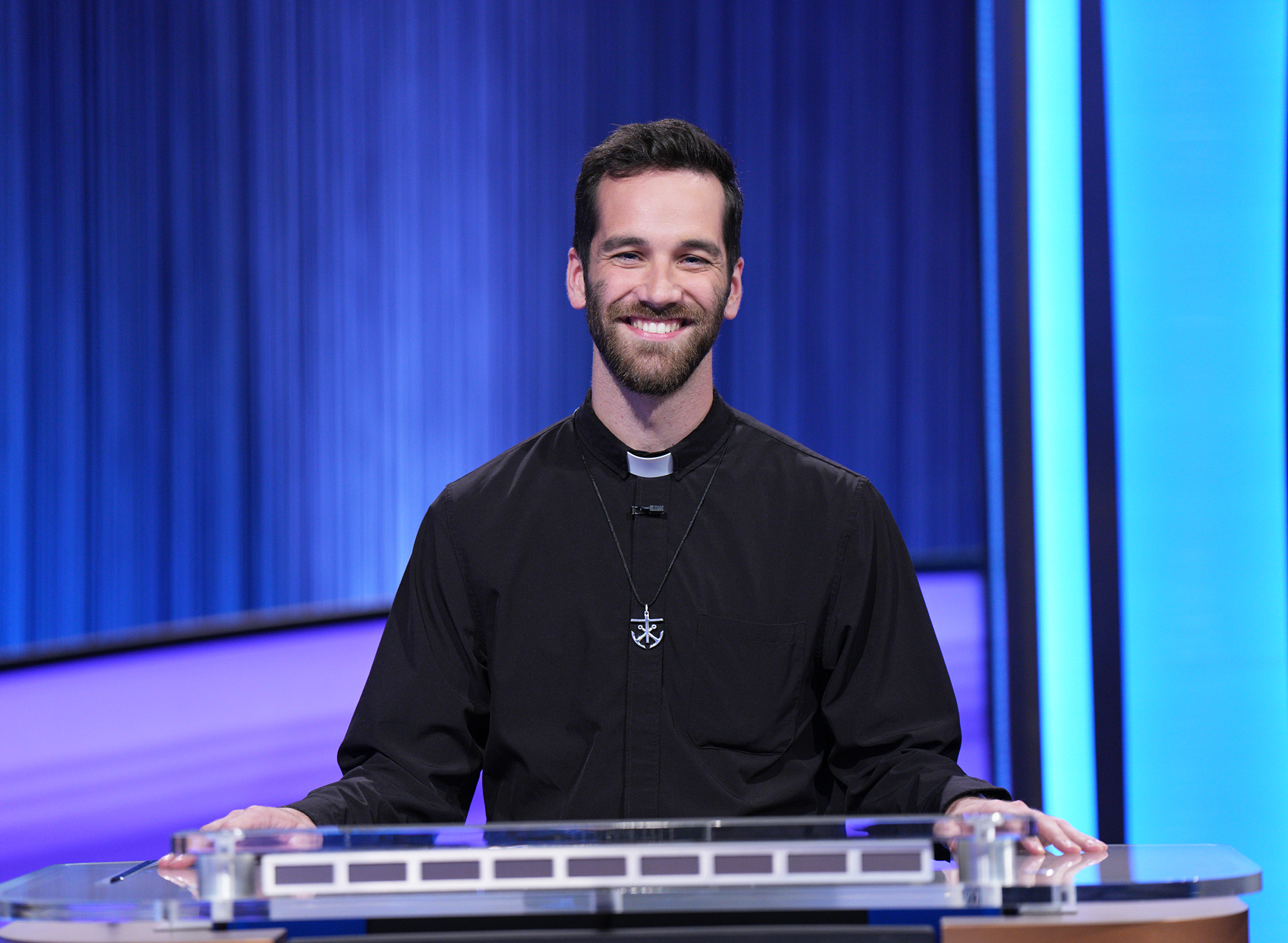 Conheça o ‘Jeopardy!’ Os fãs do concorrente estão chamando de ‘Hot Priest’