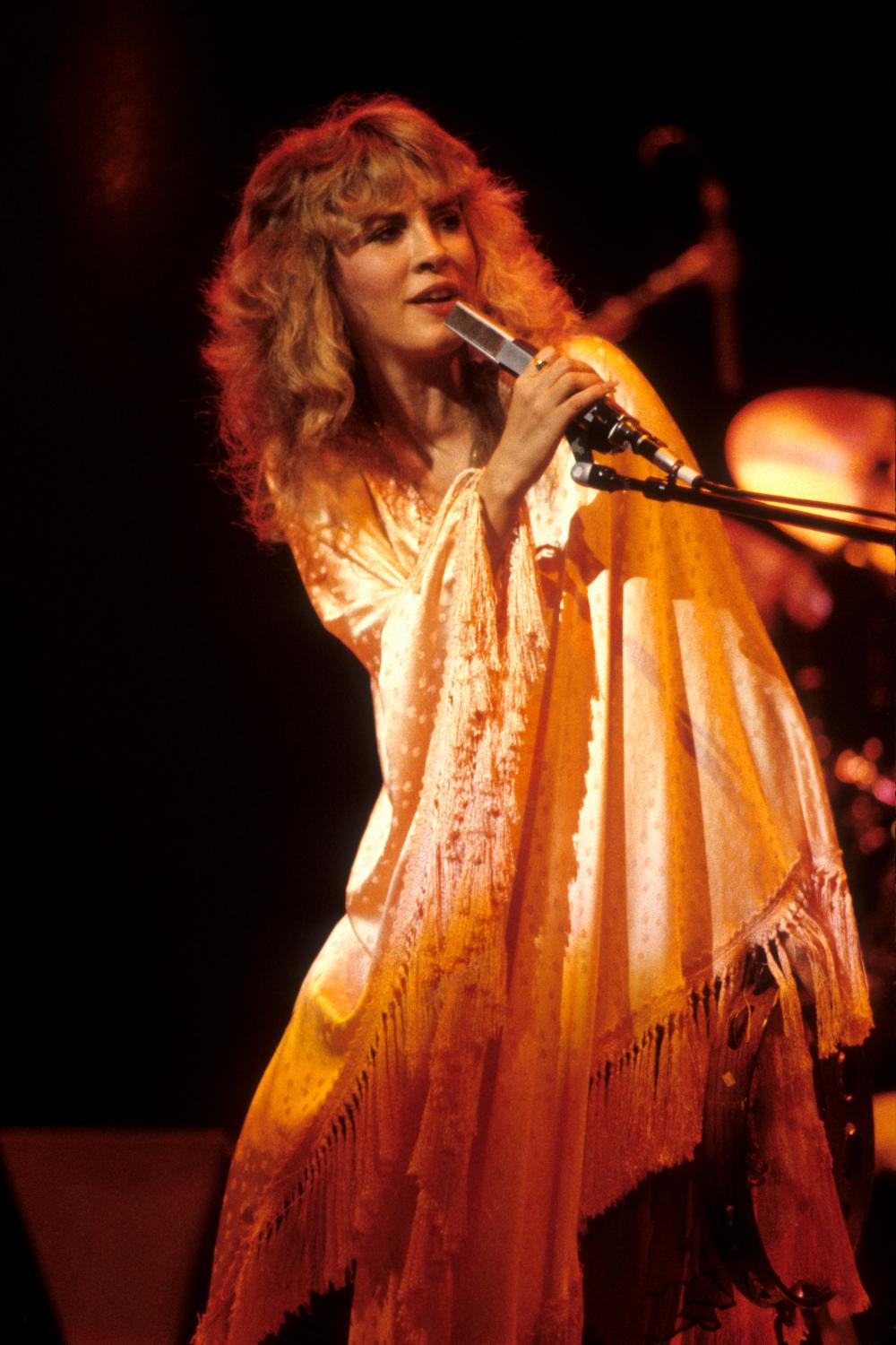 Stevie Nicks actúa con una de sus bufandas características en 1981.