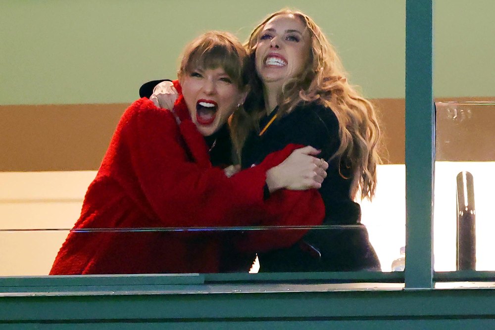 Taylor Swift y Brittany Mahomes reaccionan en un palco durante el juego entre los Kansas City Chiefs y los Green Bay Packers el 03 de diciembre de 2023 en Green Bay, Wisconsin.