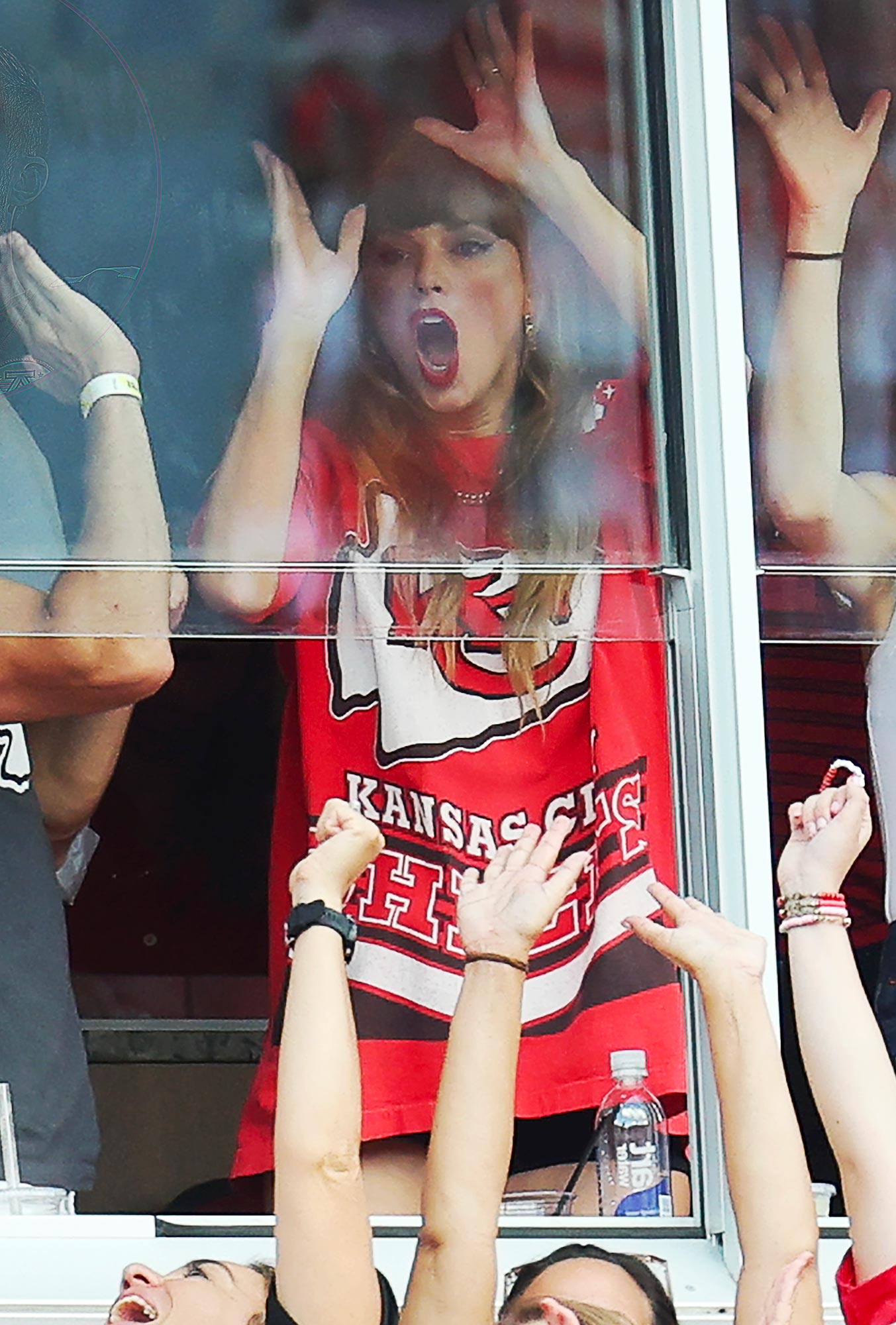 Taylor Swift แทบบ้าหลังจาก Harrison Butker Nails คว้าชัยชนะในสนาม