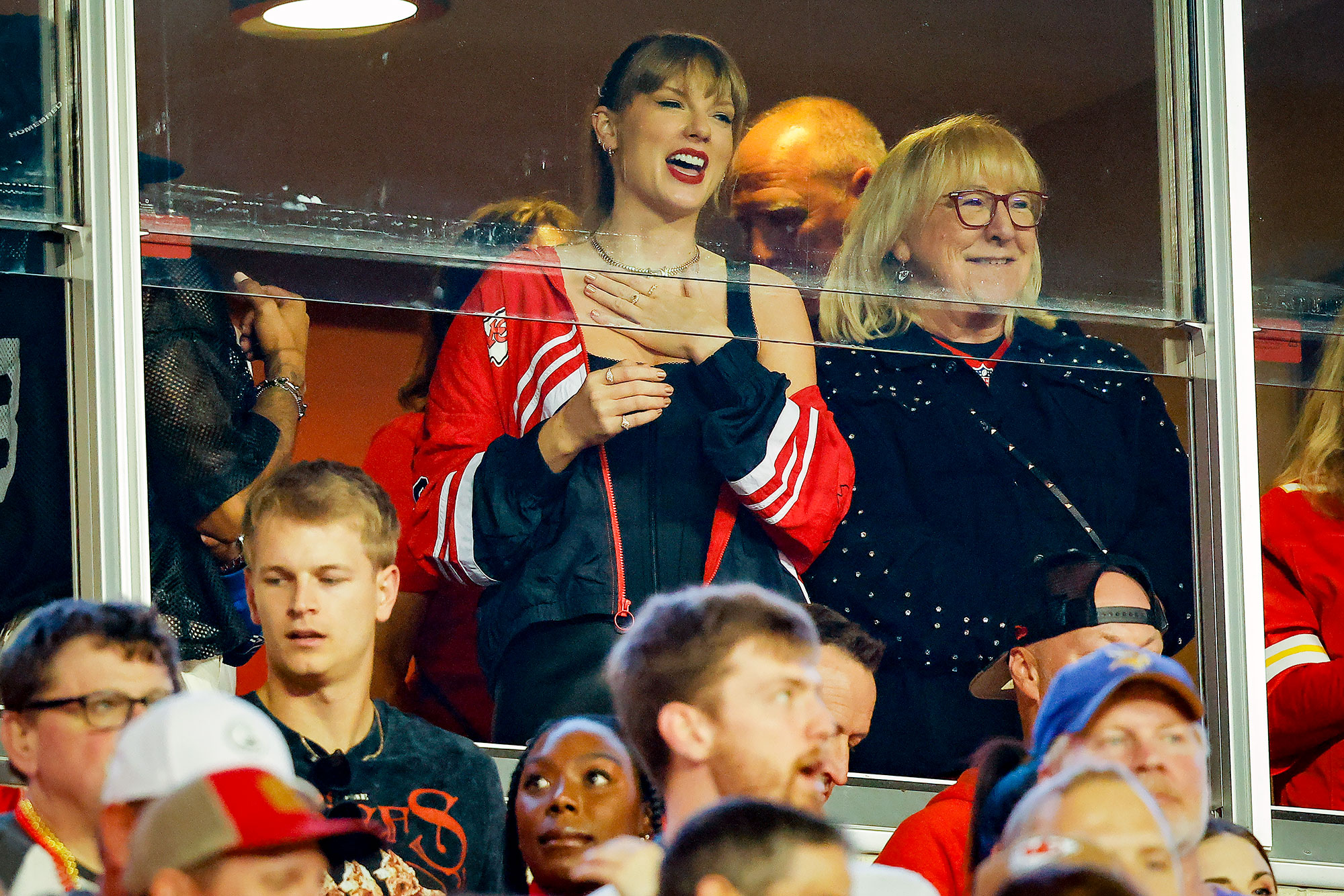 La mamá de Taylor Swift, Andrea, abraza a Donna Kelce en la suite Chiefs el día del juego