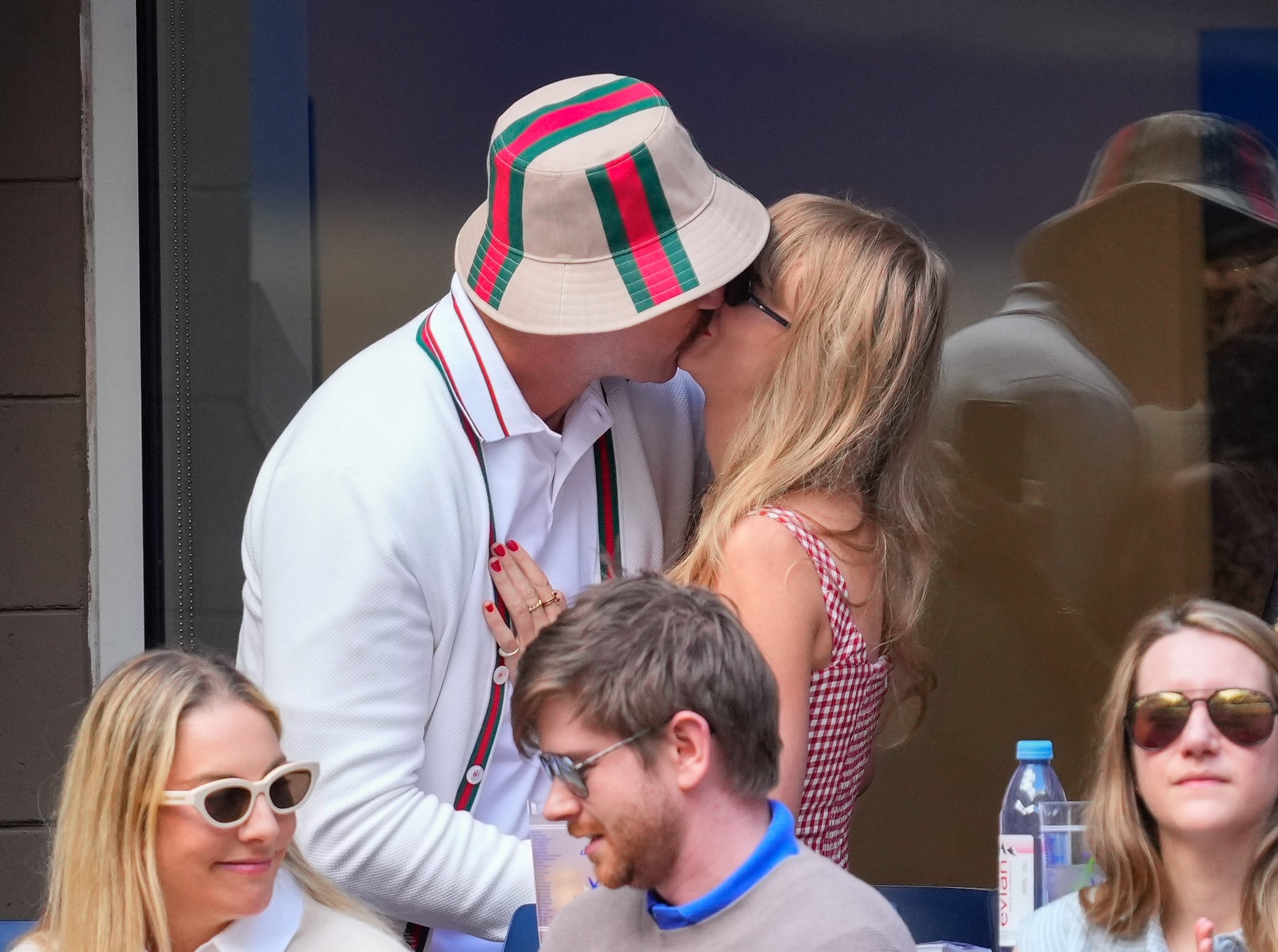 Taylor Swift y Travis Kelce empacan en PDA y cantan juntos en el US Open