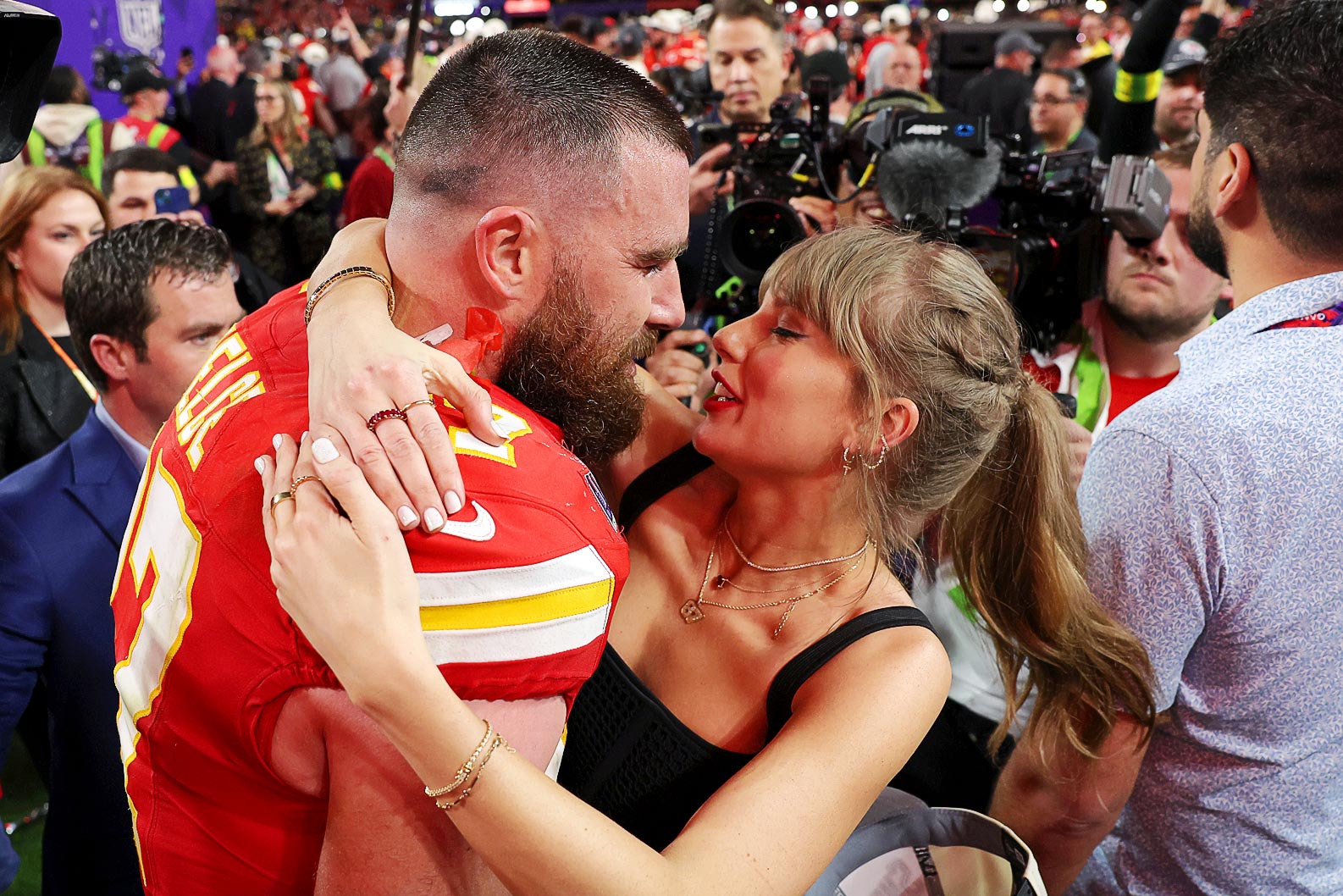 เพื่อนของ Taylor Swift และ Travis Kelce หวังว่าจะได้หมั้นกัน