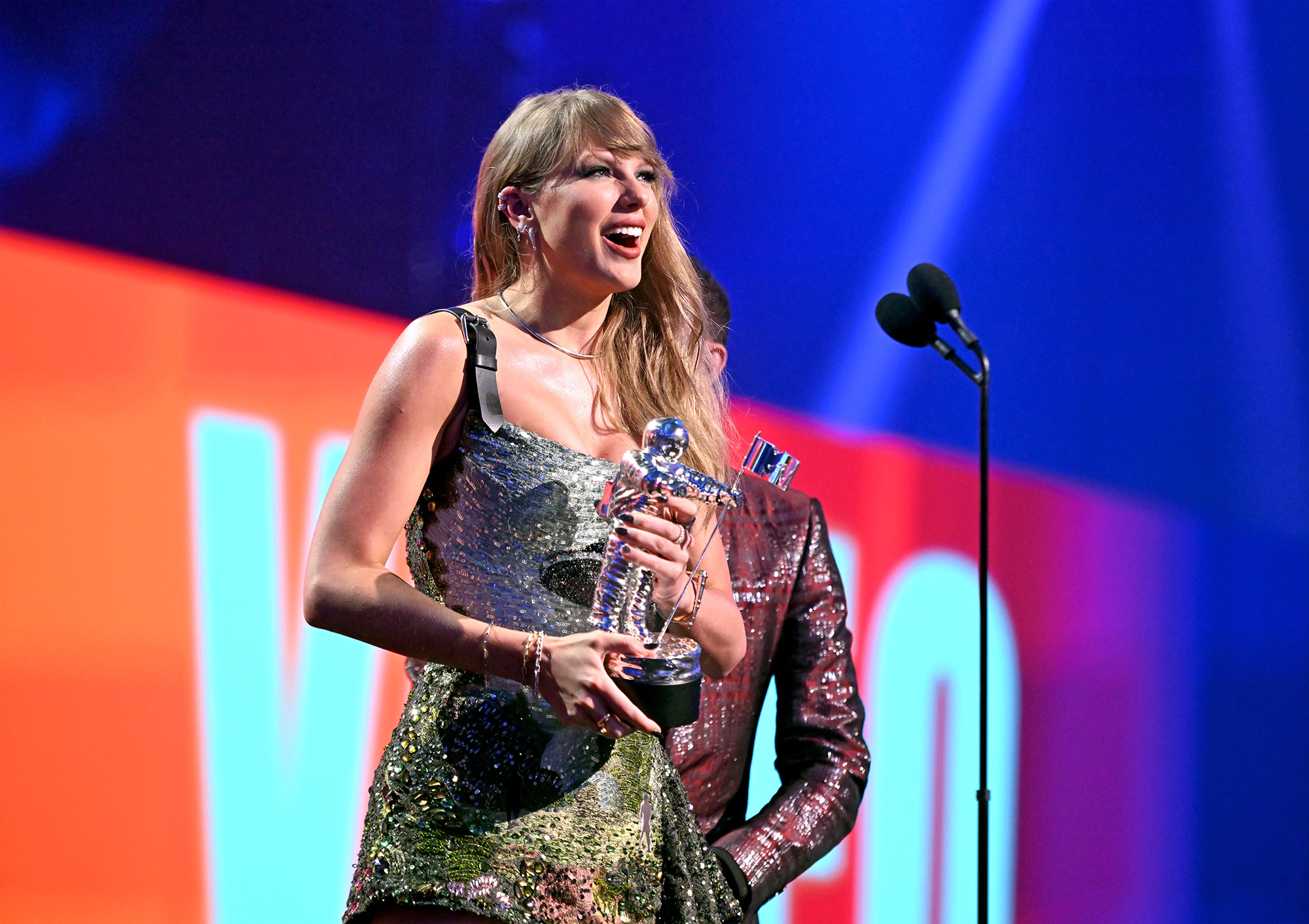 Alan Cumming trên chiếc váy VMAs kẻ sọc của Taylor Swift: 'Bitch đã đánh cắp vẻ ngoài của tôi'