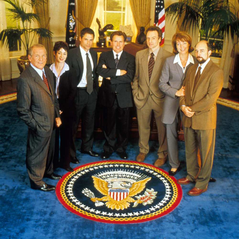 Elenco de The West Wing se reúne no Emmy Awards de 2024 25 anos após a estreia do programa