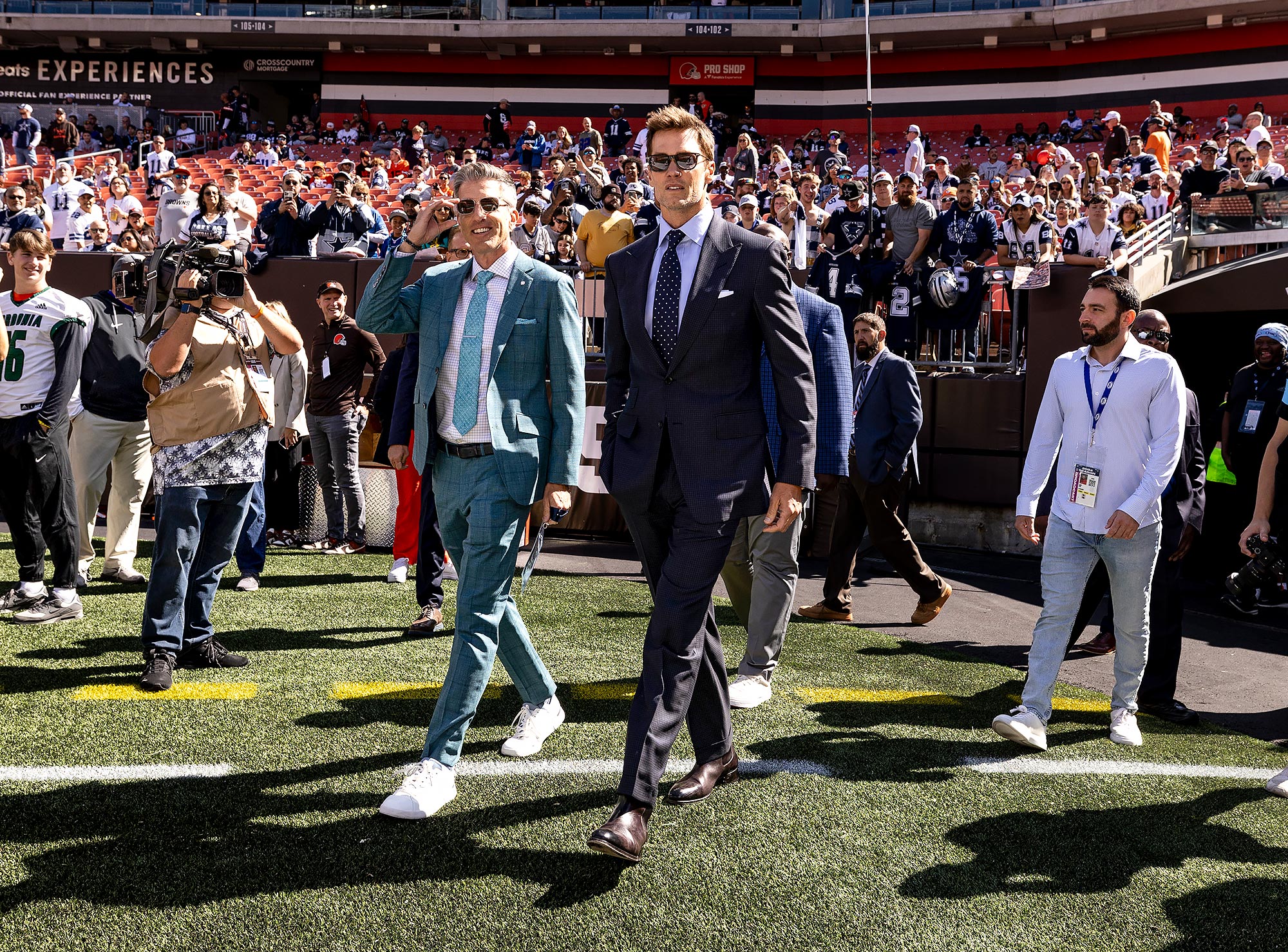 อันโตนิโอ บราวน์ อดีตเพื่อนร่วมทีมของ Tom Brady ลากการเปิดตัวรายการออกอากาศของเขา