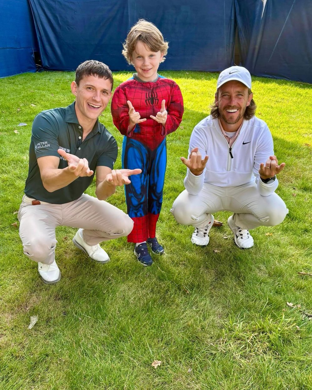 O filho do jogador de golfe, Tommy Fleetwood, conhece Tom Holland em fantasia de Homem-Aranha