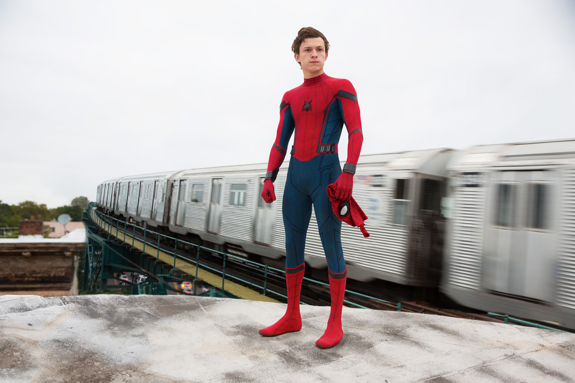 ゴルファー、トミー・フリートウッドの息子、スパイダーマンのコスチュームを着たトム・ホランドと対面