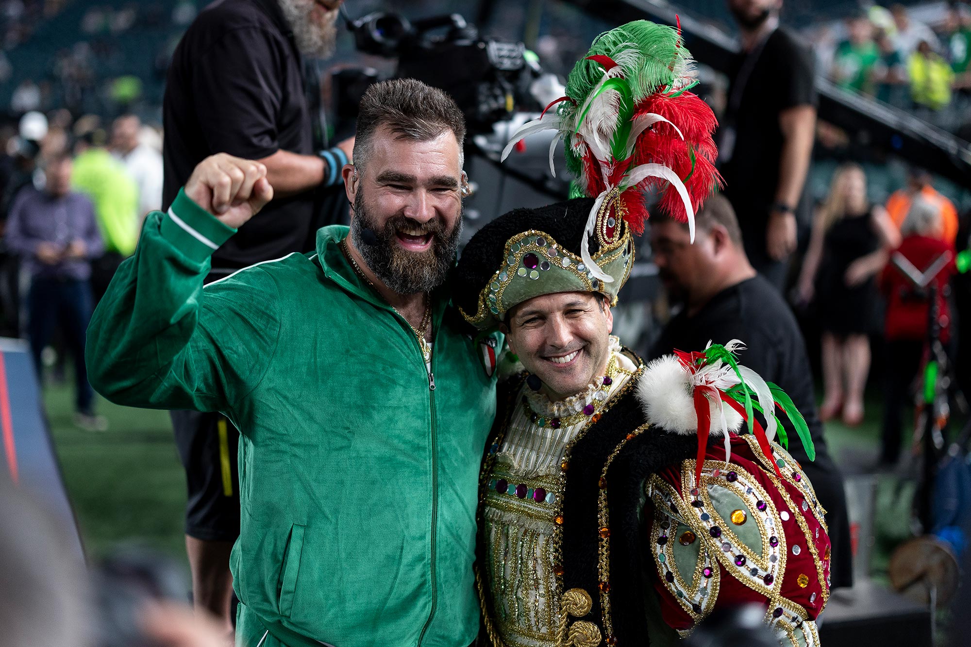 Travis Kelce ไม่เชื่อว่า Jason เงียบขรึมขณะเต้นรำที่ Eagles Game