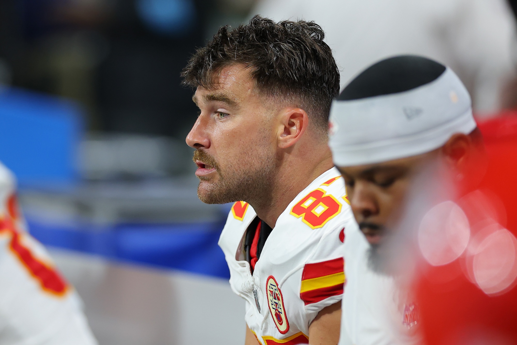 Travis Kelce luce triste al margen después del deslucido juego de los Chiefs