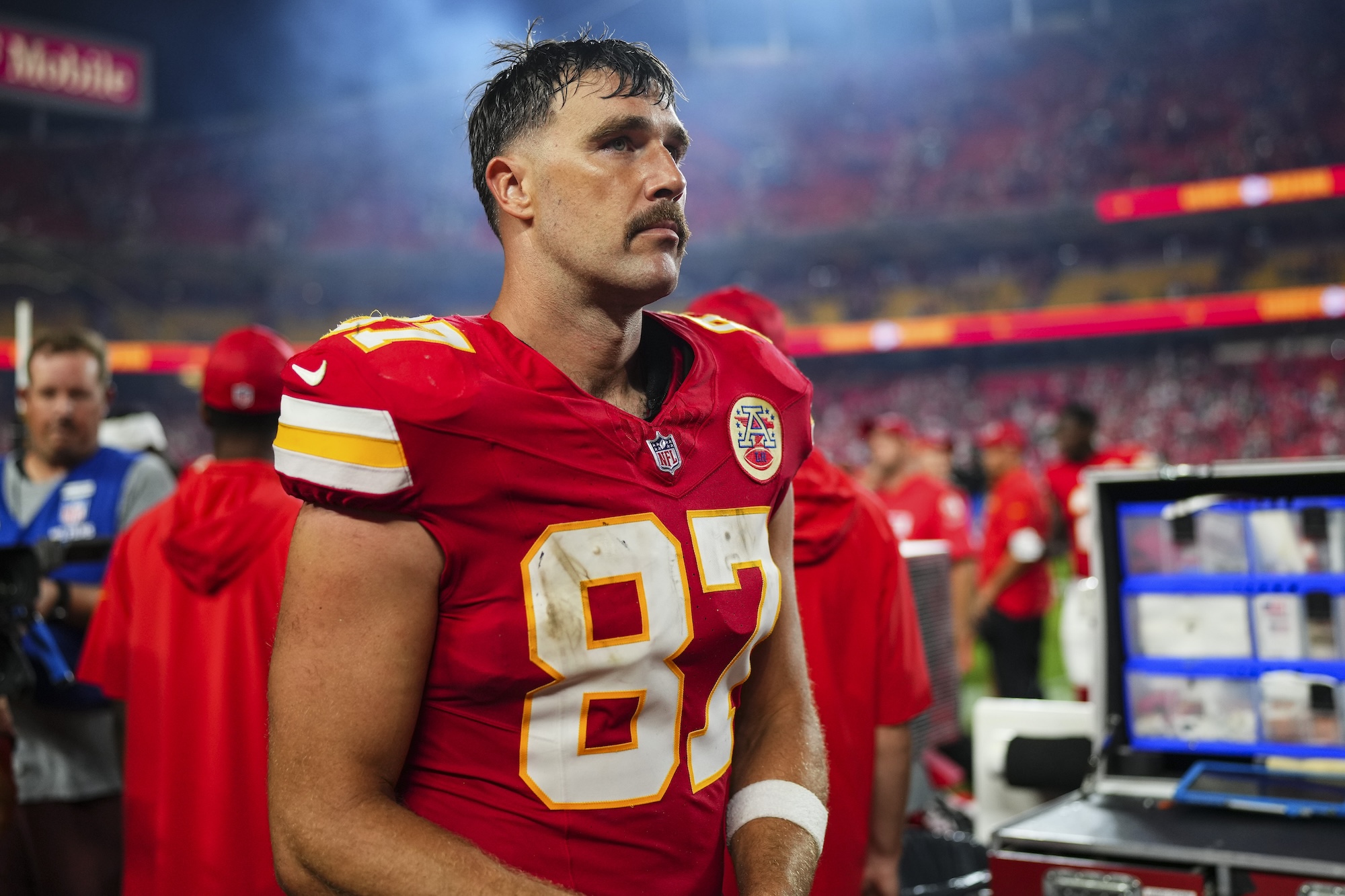 Travis Kelce ดูเศร้าอยู่ข้างสนามหลังจากเกม Chiefs ขาดความดแจ่มใส