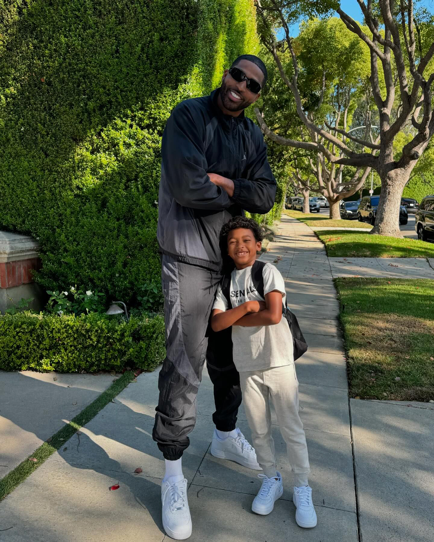 Tristan Thompson faz pose com o filho Prince, de 7 anos, em fotos raras