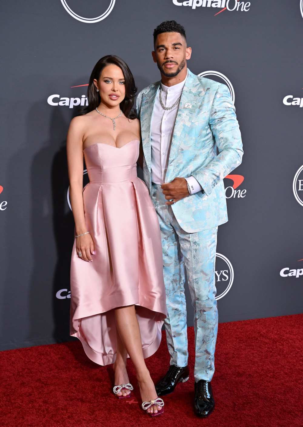 Por qué la estrella de la NHL Evander Kane fue por segunda vez con su esposa Mara Teigen