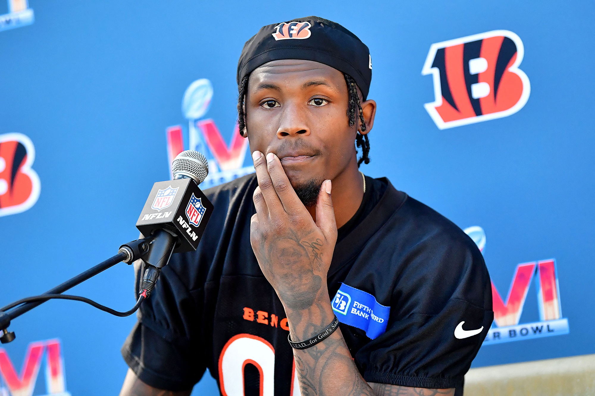 El WR de los Bengals, Tee Higgins, responde a las afirmaciones de que está 'fingiendo una lesión'