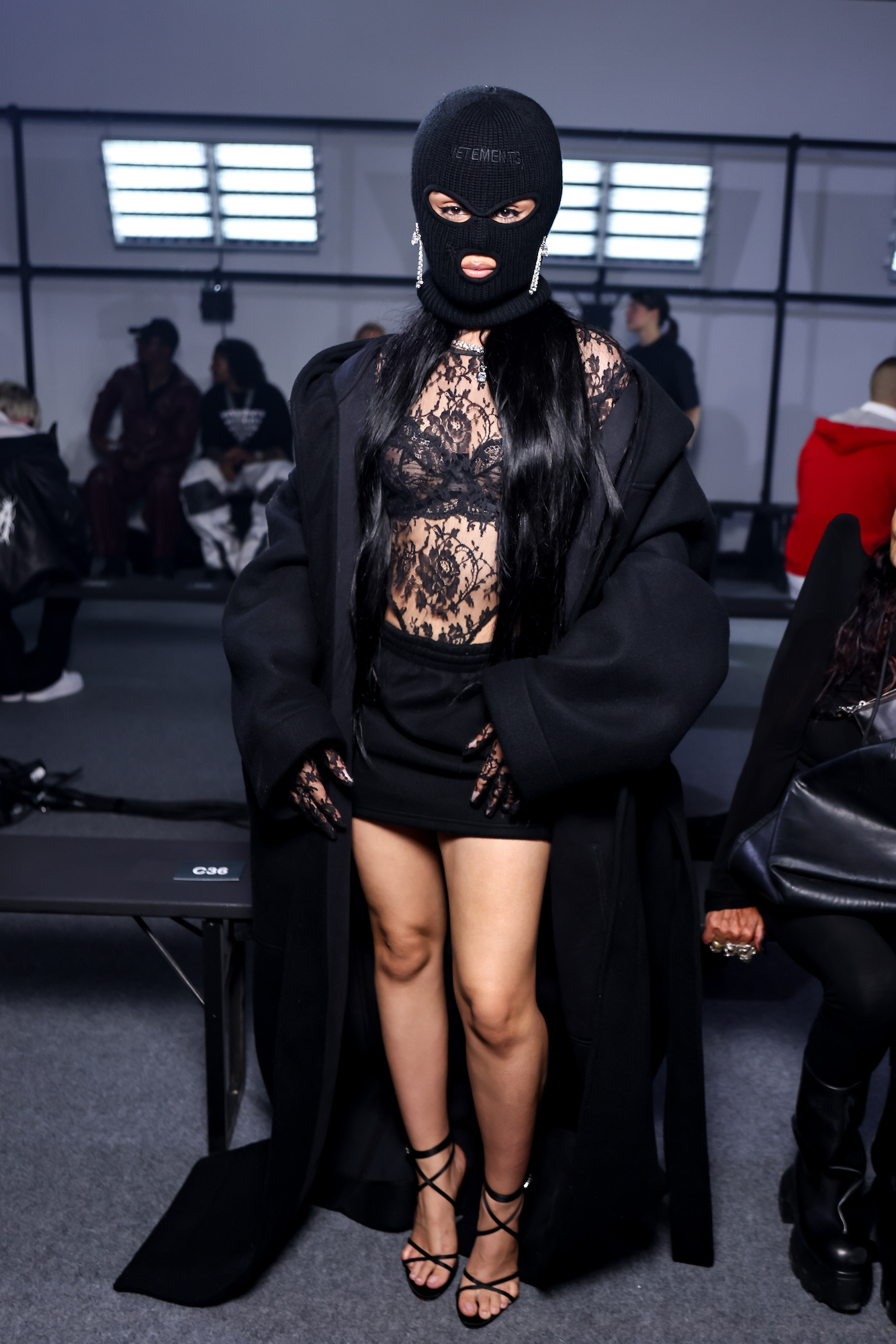 Camila Cabello trägt inkognito eine Skimaske auf der Paris Fashion Week