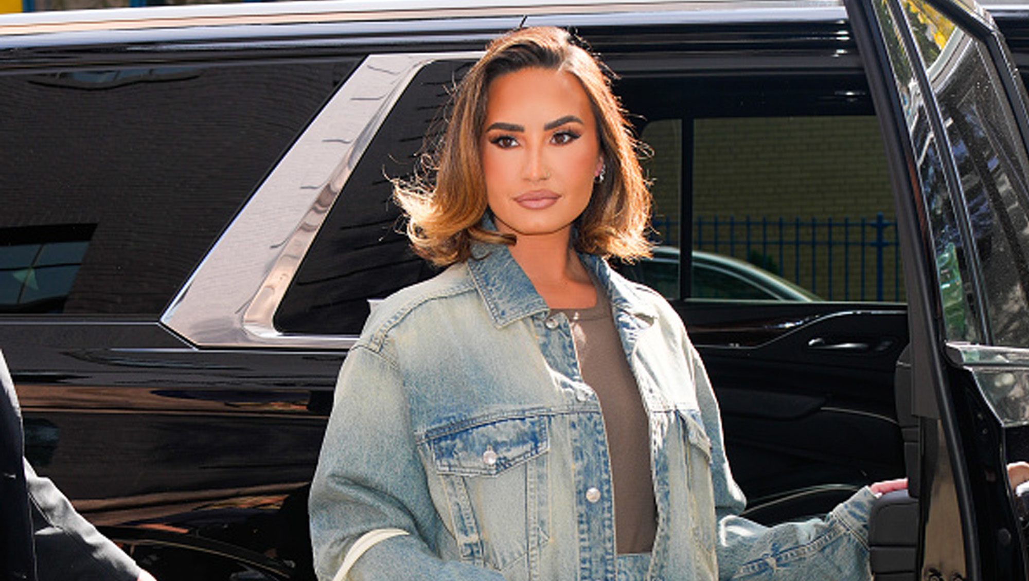 A jaqueta jeans de Demi Lovato é uma camada chique de outono - semelhante a US $ 40