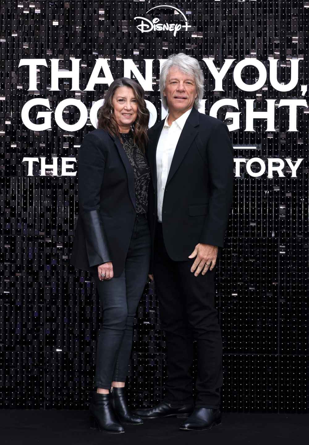 Jon Bon Jovi habla con una mujer de The Bridge May en Nashville