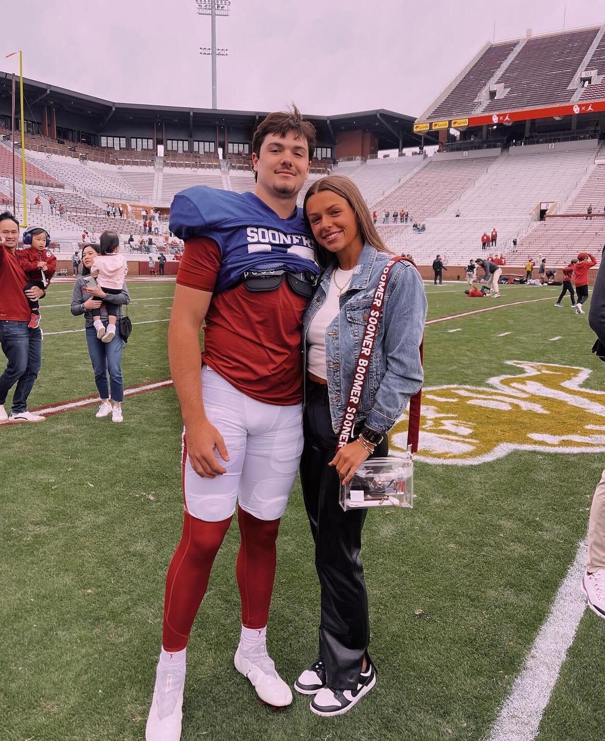 College QB Jackson Arnold, cronograma de relacionamento de GF Skyler Marshall