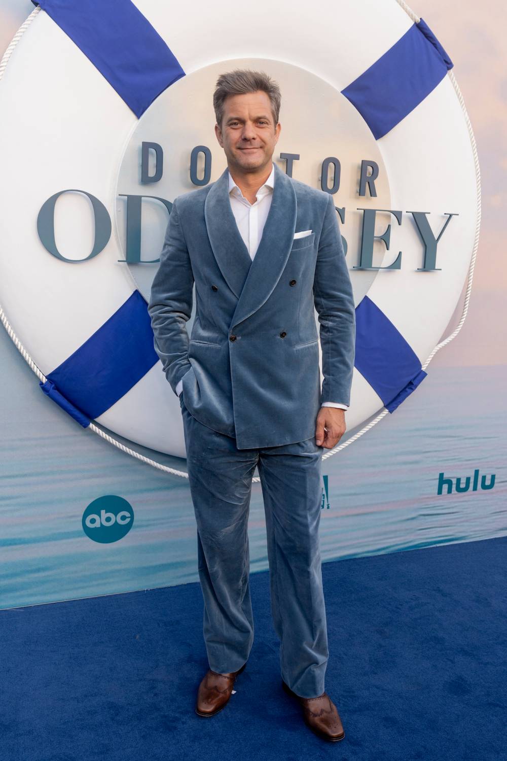 Joshua Jackson interpreta Blue Velvet na estreia de ‘Doctor Odyssey’