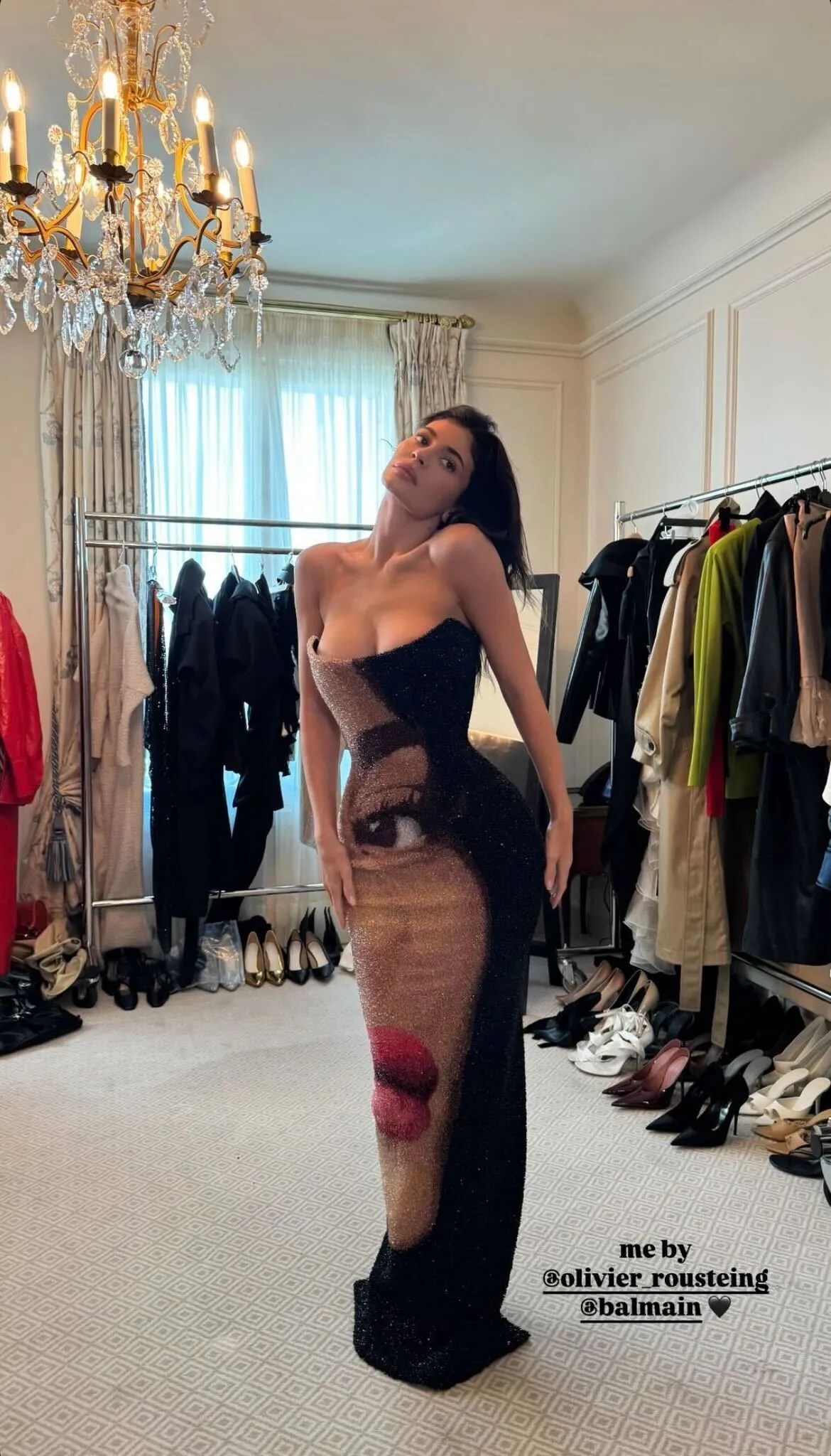 Kylie Jenner lució un vestido sin tirantes de Balmain adornado con su propio rostro