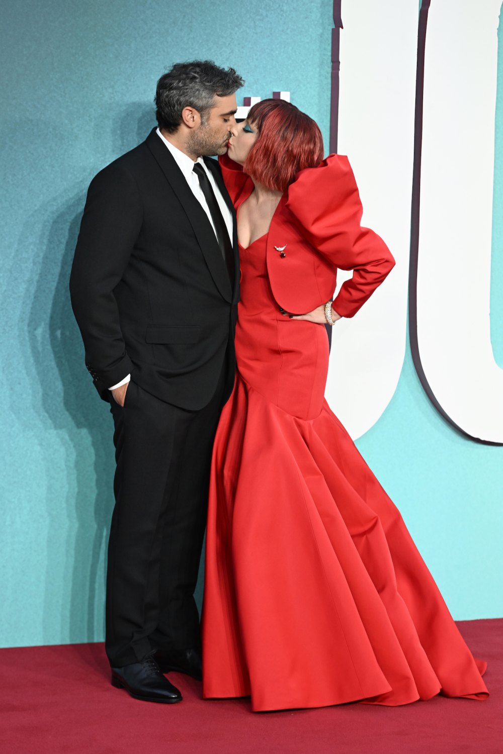 Lady Gaga besa a su amigo Michael Polansky en el estreno de 'Joker: Folie a Deux' en Londres