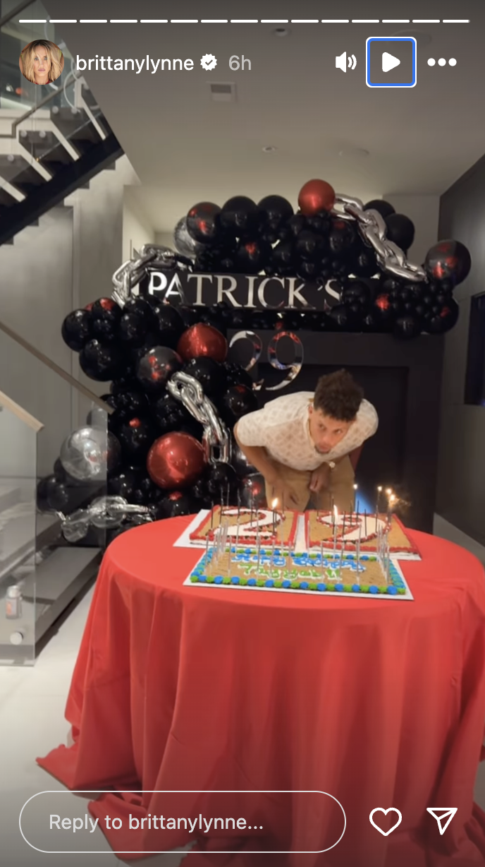   Taylor Swift comparece à festa de 29 anos de Patrick Mahomes 