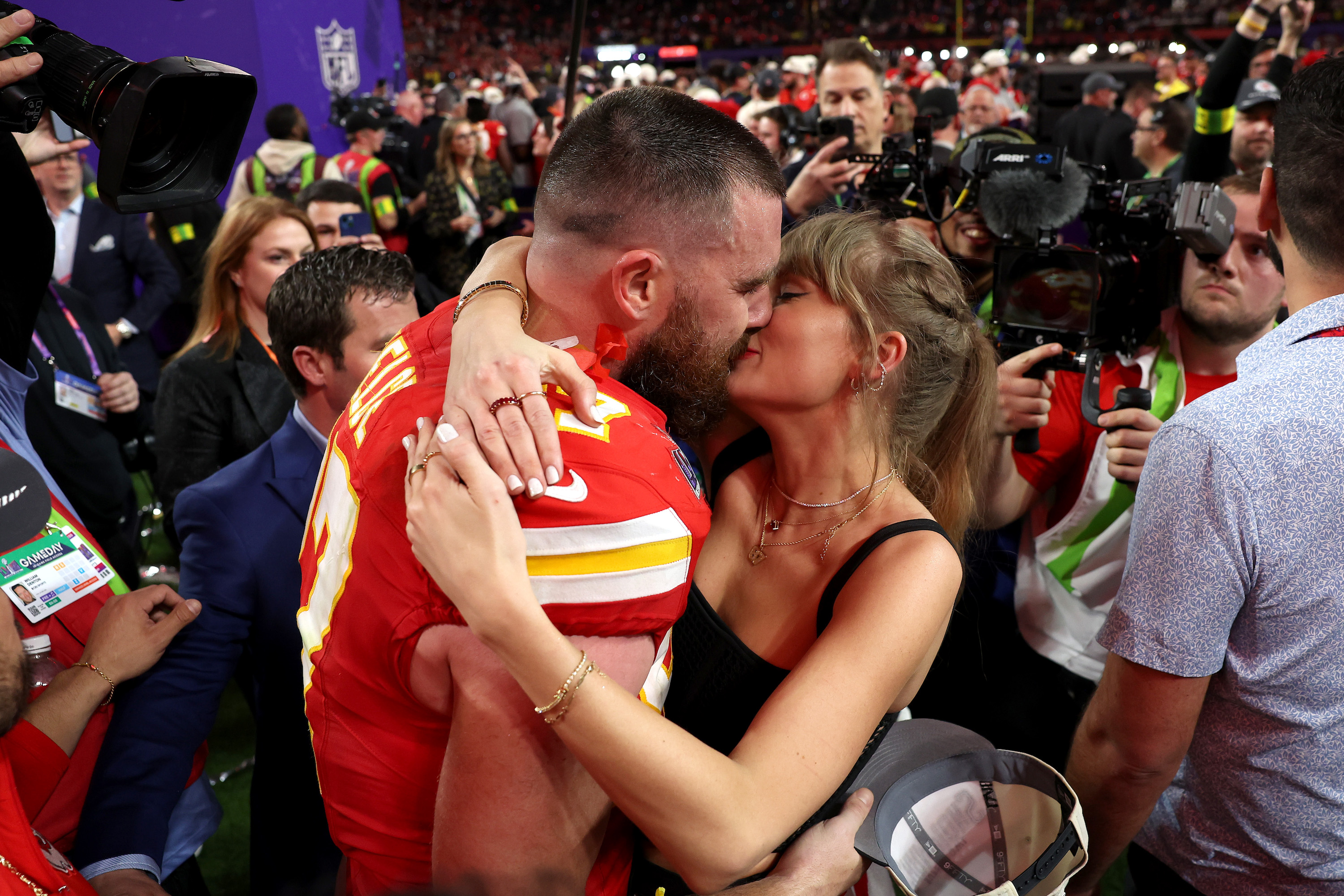 Taylor Swift มอบจูบอันแสนหวานให้กับ Travis Kelce หลังจากที่ Chiefs ชนะ