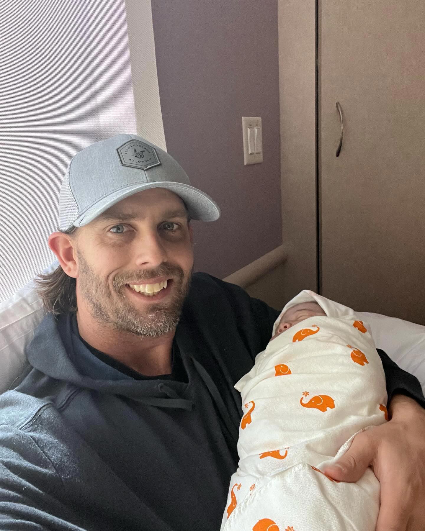 Jeff McNeil, do Mets, dá as boas-vindas ao segundo bebê com a esposa Tatiana após vitória nos playoffs