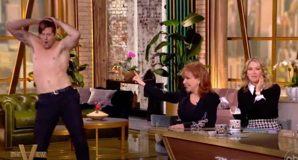 Nathan Lane presenteia Joy Behar com uma stripper pizzaman de aniversário, já que ela é uma mulher italiana gostosa