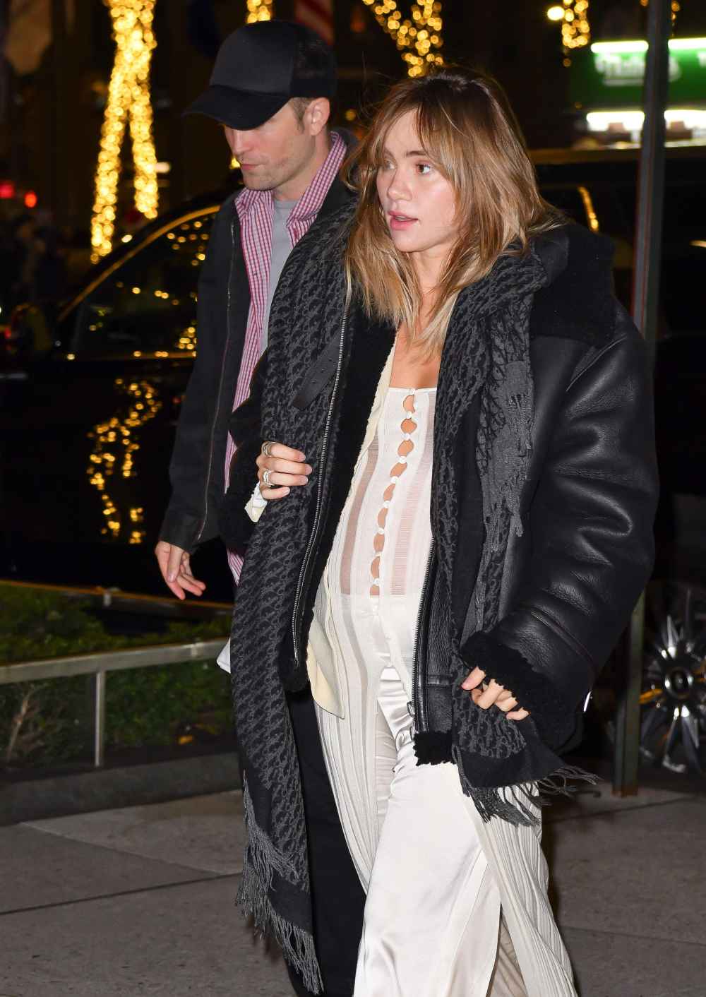 Robert Pattinson e Suki Waterhouse fazem rara aparição no tapete vermelho após receberem a filha