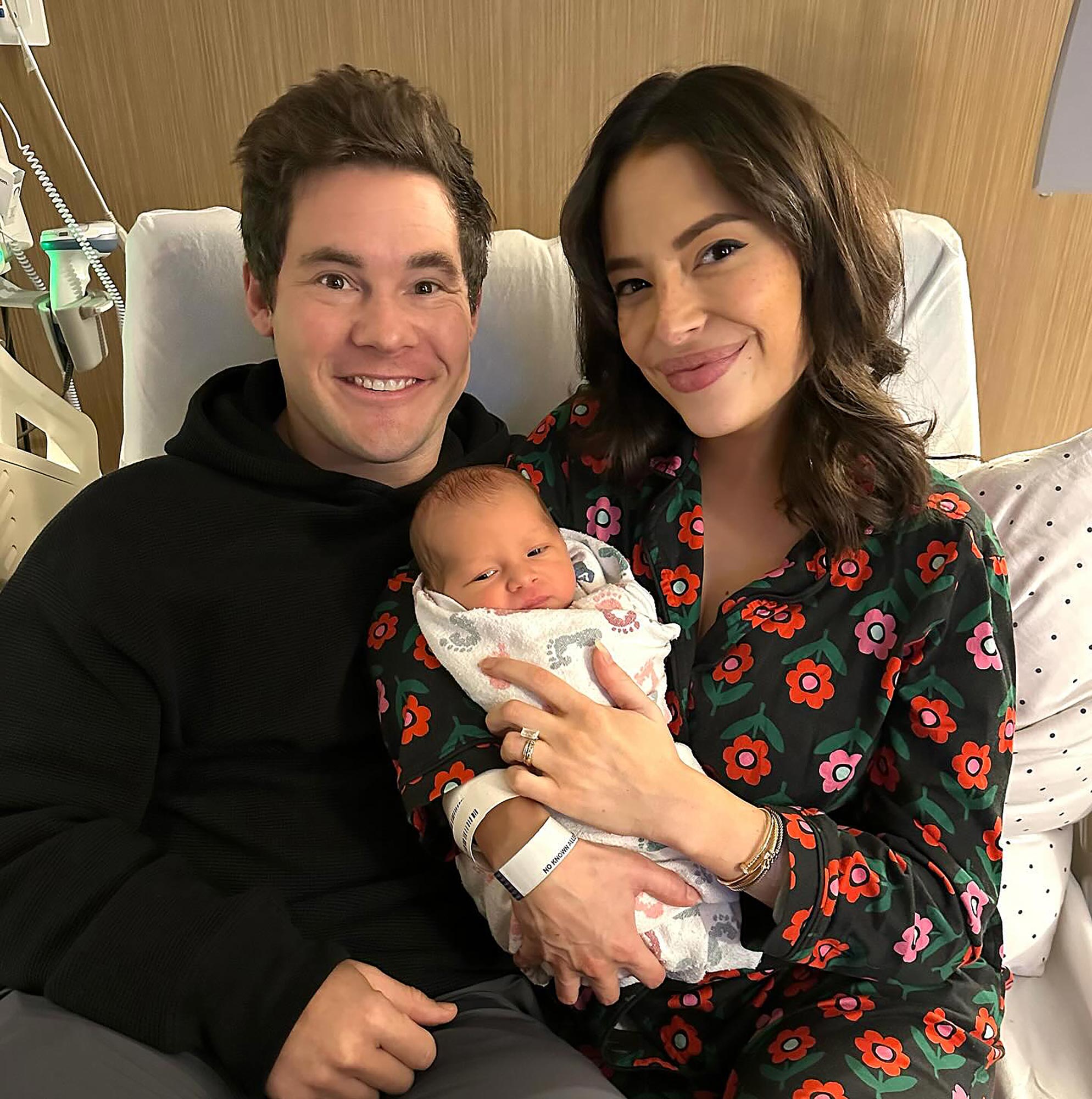 Adam Devine macht deutlich, dass er nach der Schwangerschaft seiner Frau „Papa-Gewicht“ verloren hat