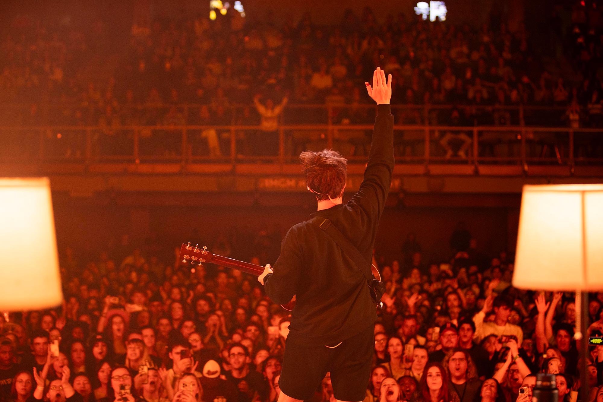 Backstage-Pass: Alec Benjamin enthüllt mit Fans seine verrücktesten (und lustigsten!) Tour-Momente