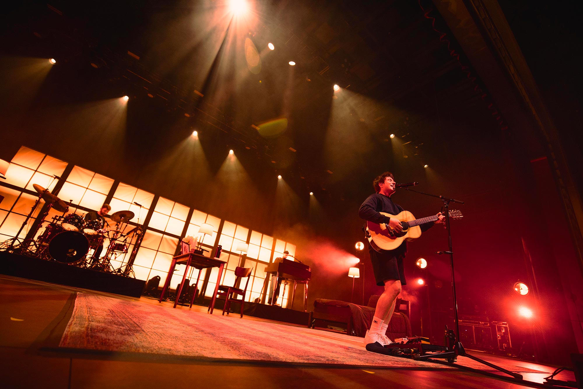 Backstage Pass: Alec Benjamin revela seus momentos mais loucos (e divertidos!) da turnê com os fãs