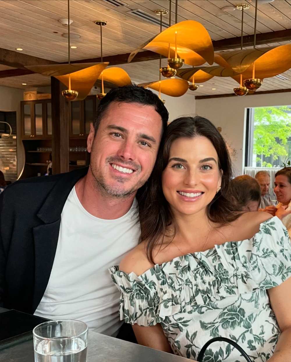 Ben Higgins dice que su esposa Jess está “realmente emocionada” en mitad del embarazo