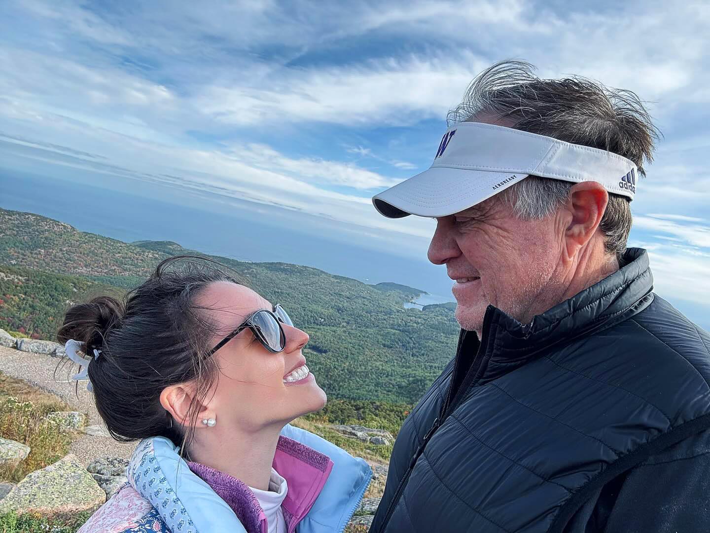 Bill Belichick, 72, e GF Jordon, 24, compartilham ótimas fotos da escapadela de verão