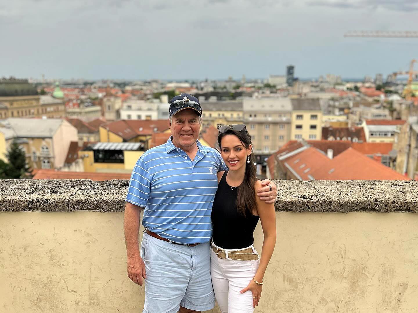 Bill Belichick, 72, und GF Jordon, 24, teilen süße Bilder vom Sommerurlaub