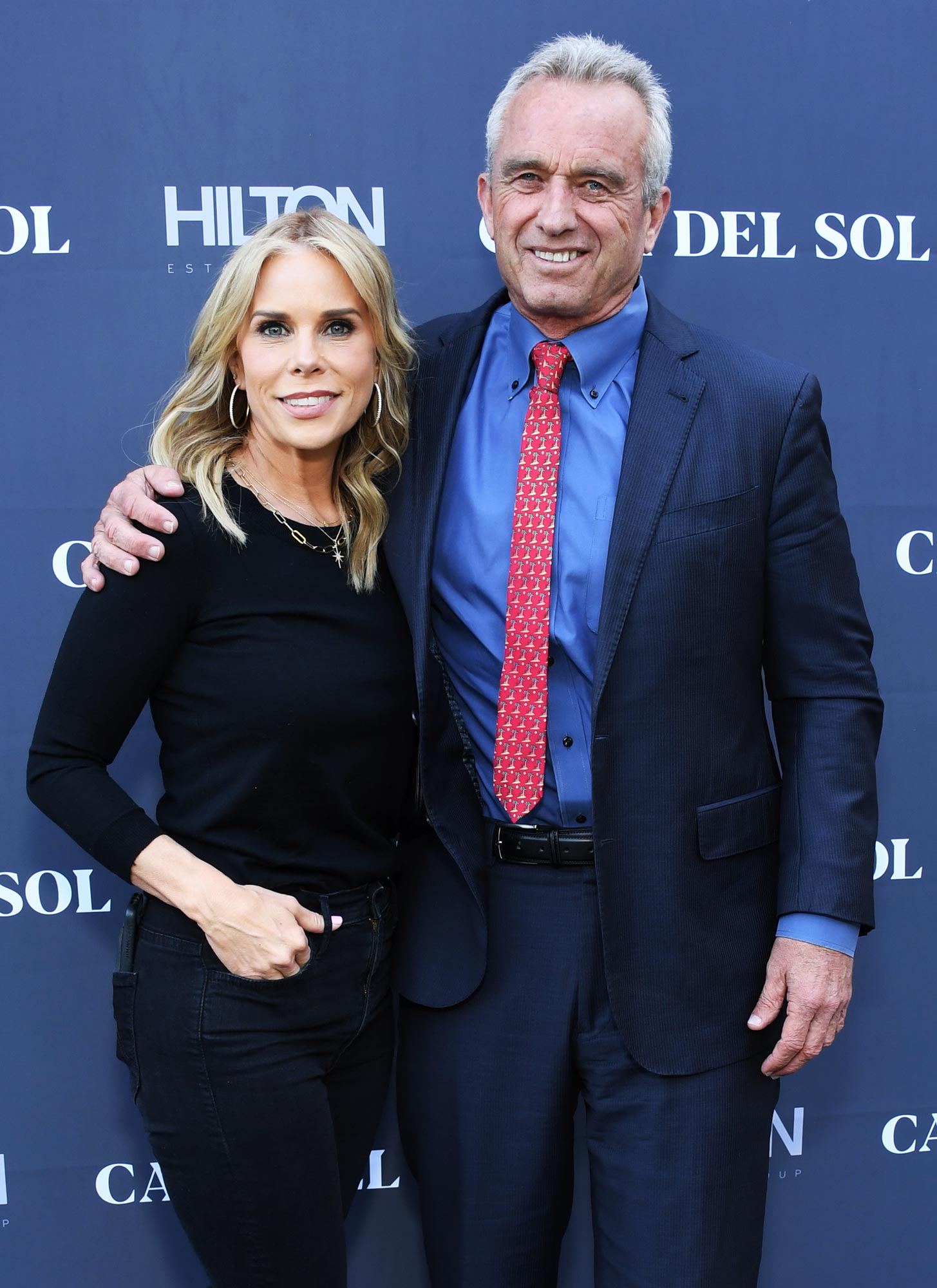 Cheryl Hines und RFK Jr. wurden zum ersten Mal seit dem Skandal zusammen gesehen