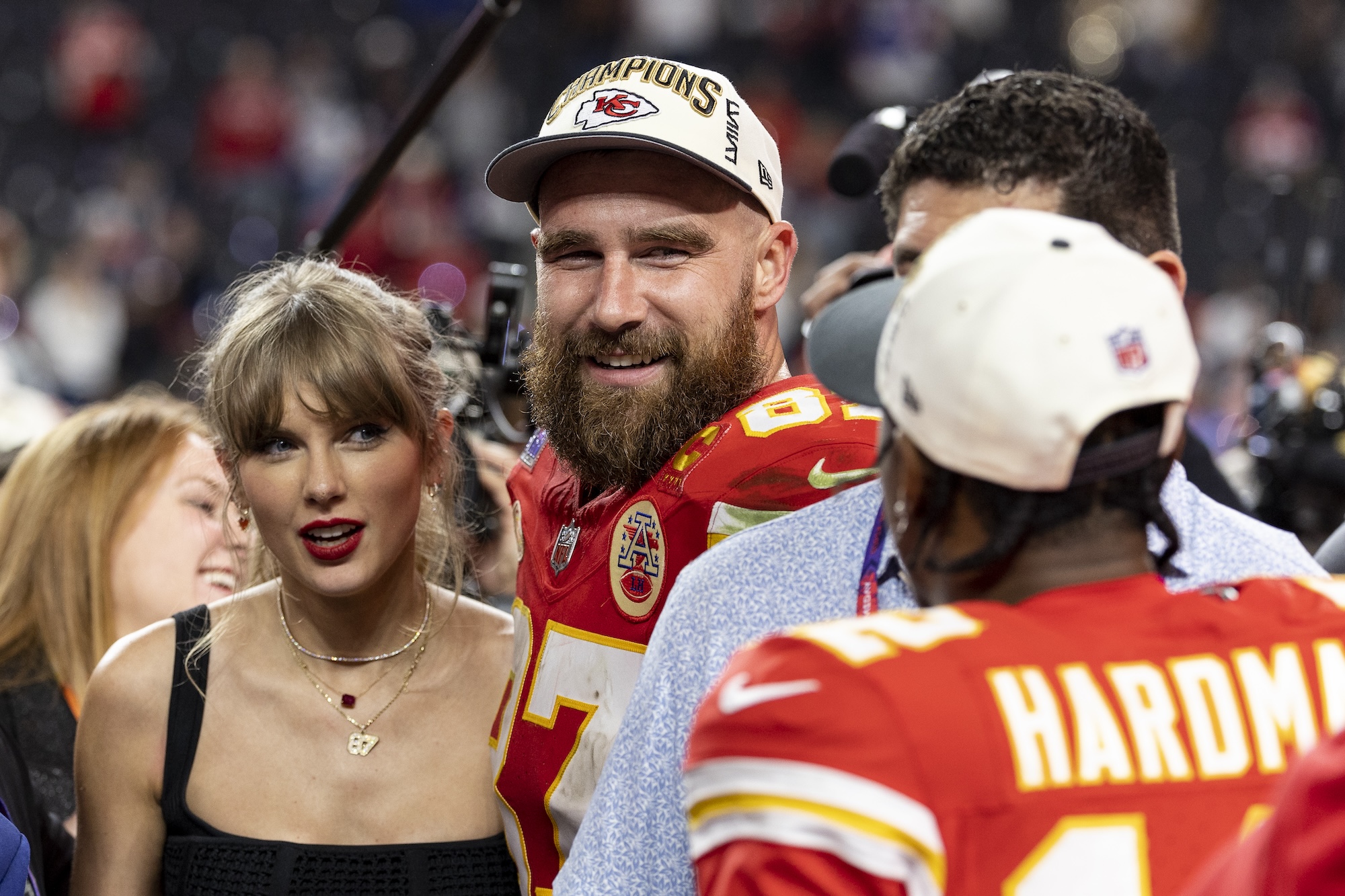 ESPN tái hiện bìa album 'Reputation' của Taylor Swift với Travis Kelce