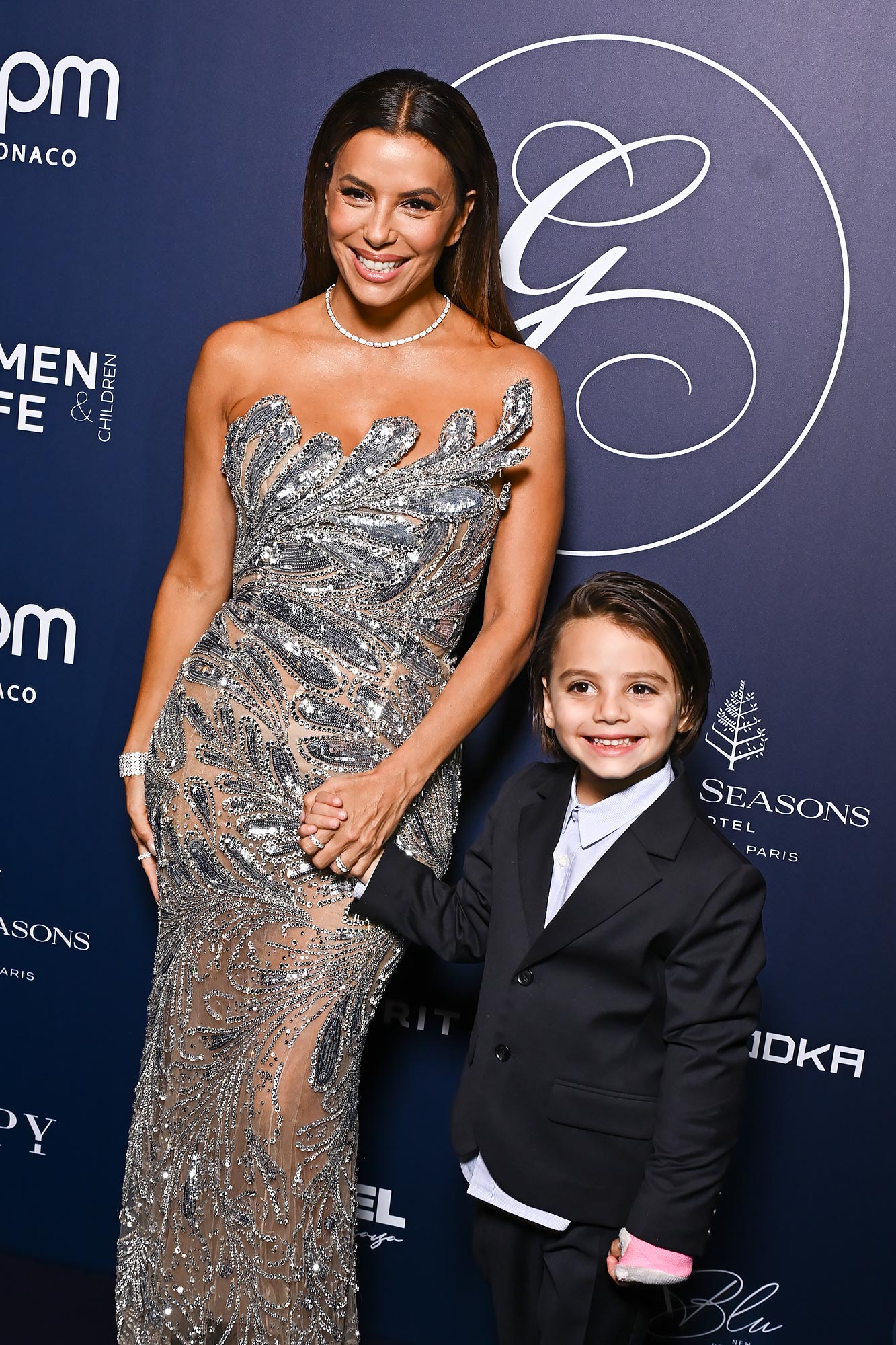 ลูกชายวัย 6 ขวบของ Eva Longoria สวมชุดทักซิโด้ตัวจิ๋วบนพรมแดง