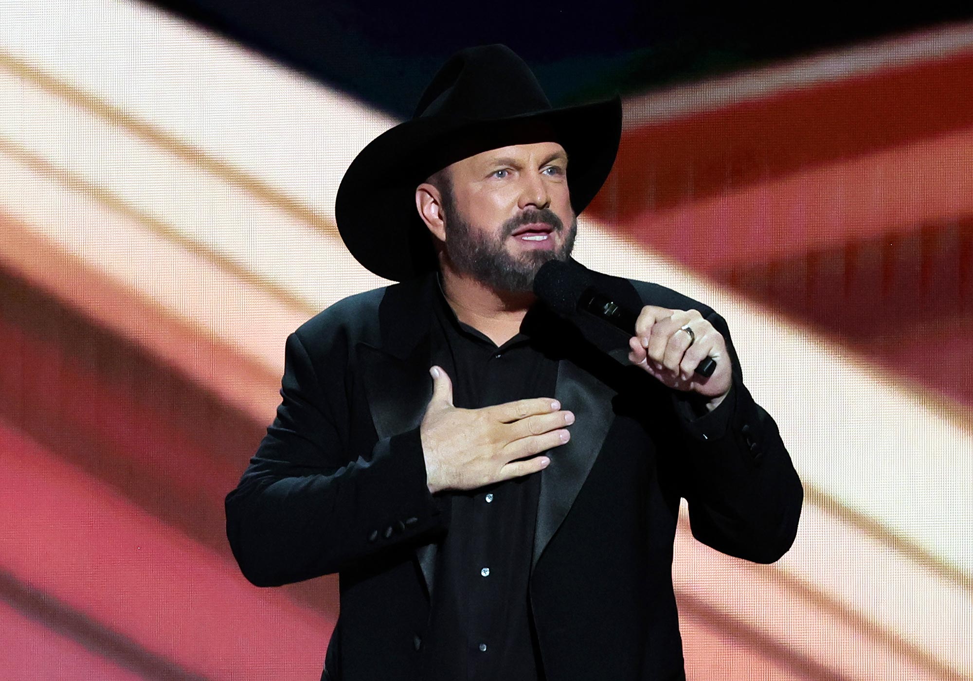 Garth Brooks ขึ้นเวทีหลังถูกกล่าวหาว่าล่วงละเมิดทางเพศ: 'Needed This'