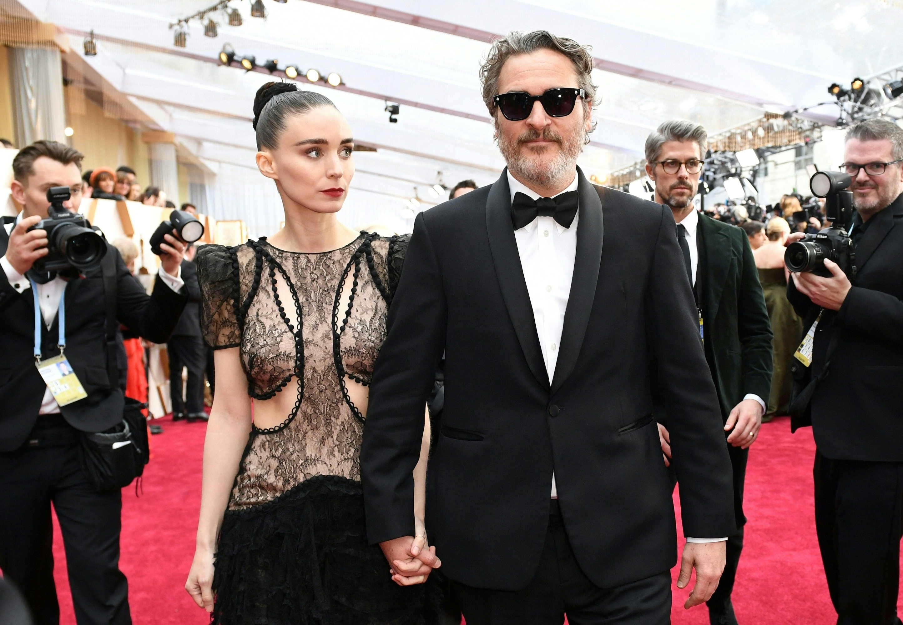 Joaquin Phoenix เรียก Rooney Mara ว่า 'ภรรยา' ของเขา จุดประกายการเก็งกำไรเรื่องการแต่งงาน