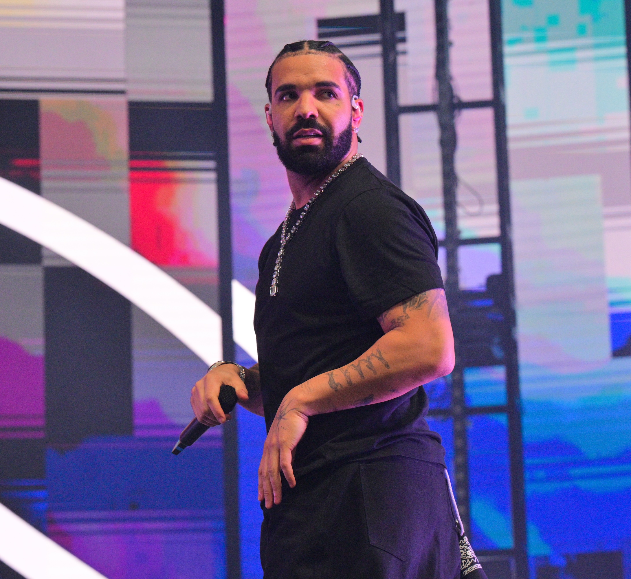 Drake ruft inmitten anhaltender Fehde mit Kendrick Lamar falsche Freunde heraus