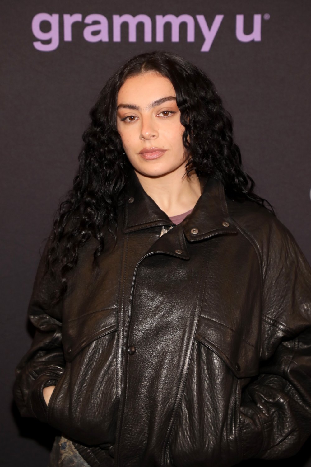 Charli XCX “Leaks” Brat Remix detalles del álbum a través de un fan, incluye enormes colaboraciones con 1975 y Lorde