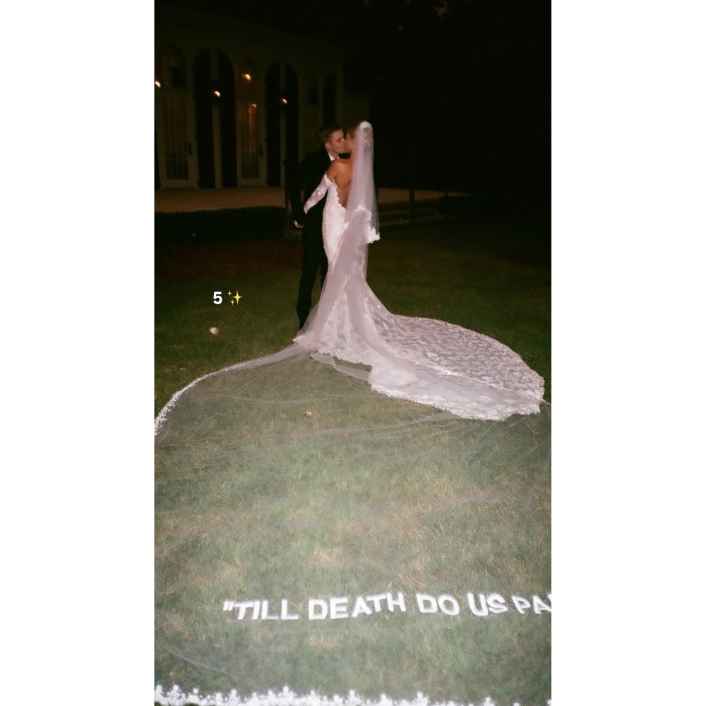 Hailey Bieber Menghormati Desainer Virgil Abloh dengan Berbagi Foto Gaun Pengantin yang Pas