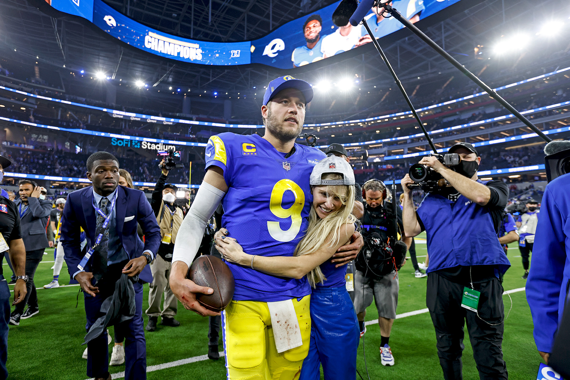 Kelly Stafford, Matthew Stafford'un Diğer QB'lerle Aynı Çağrıları Almadığını Söyledi