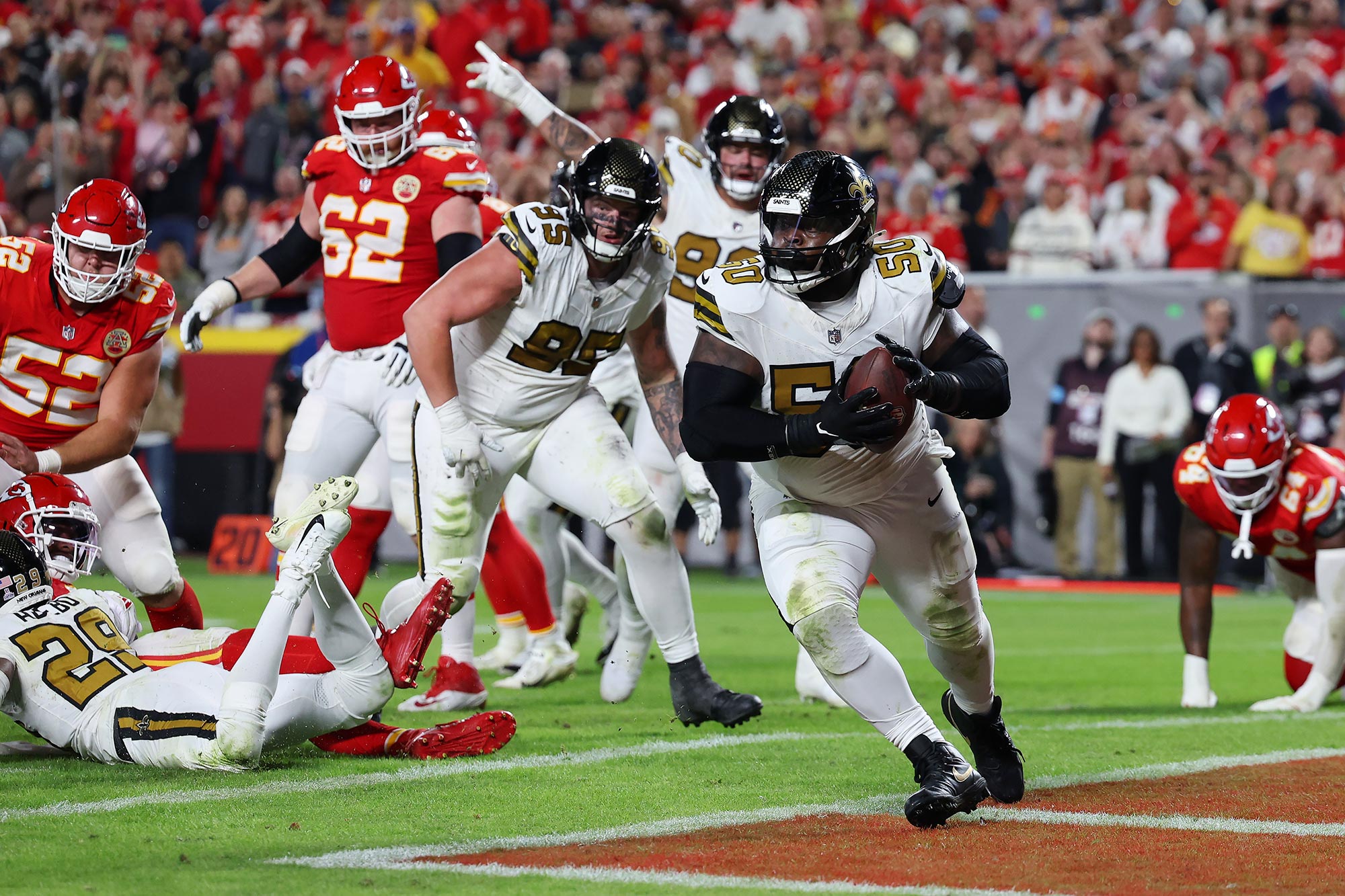 Vea a Taylor Swift reaccionar ante la gran jugada del hermano de su bailarín en Chiefs Game