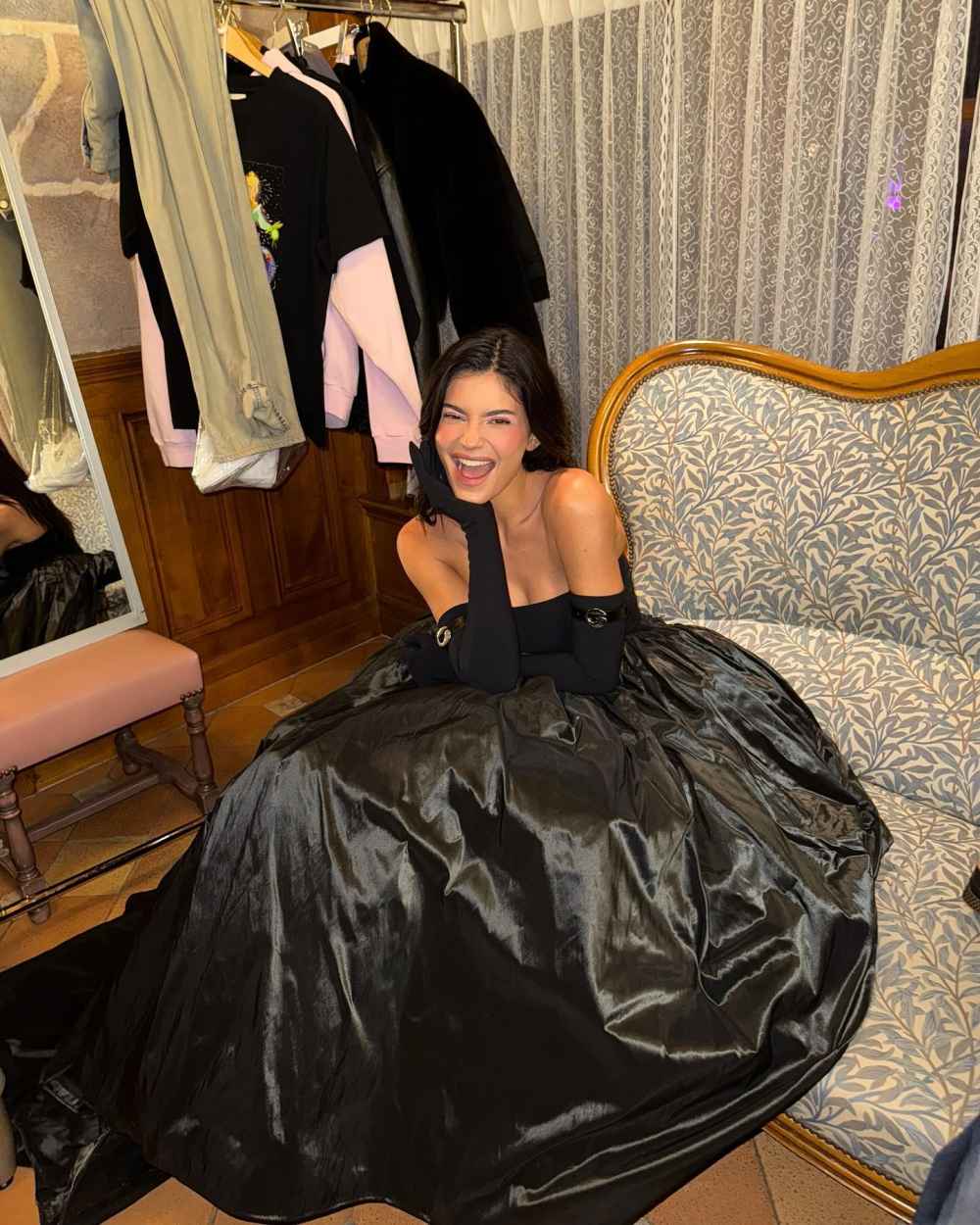 Kylie Jenner entra en la noche de cuento de hadas